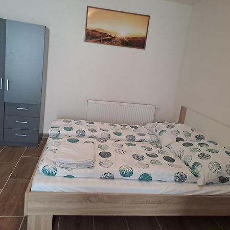 Nha Nghi Cho Cap Doi Va Gia Dinh Lägenhet Prag Exteriör bild