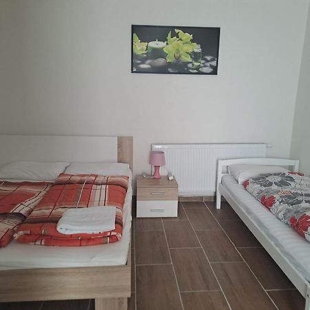 Nha Nghi Cho Cap Doi Va Gia Dinh Lägenhet Prag Exteriör bild